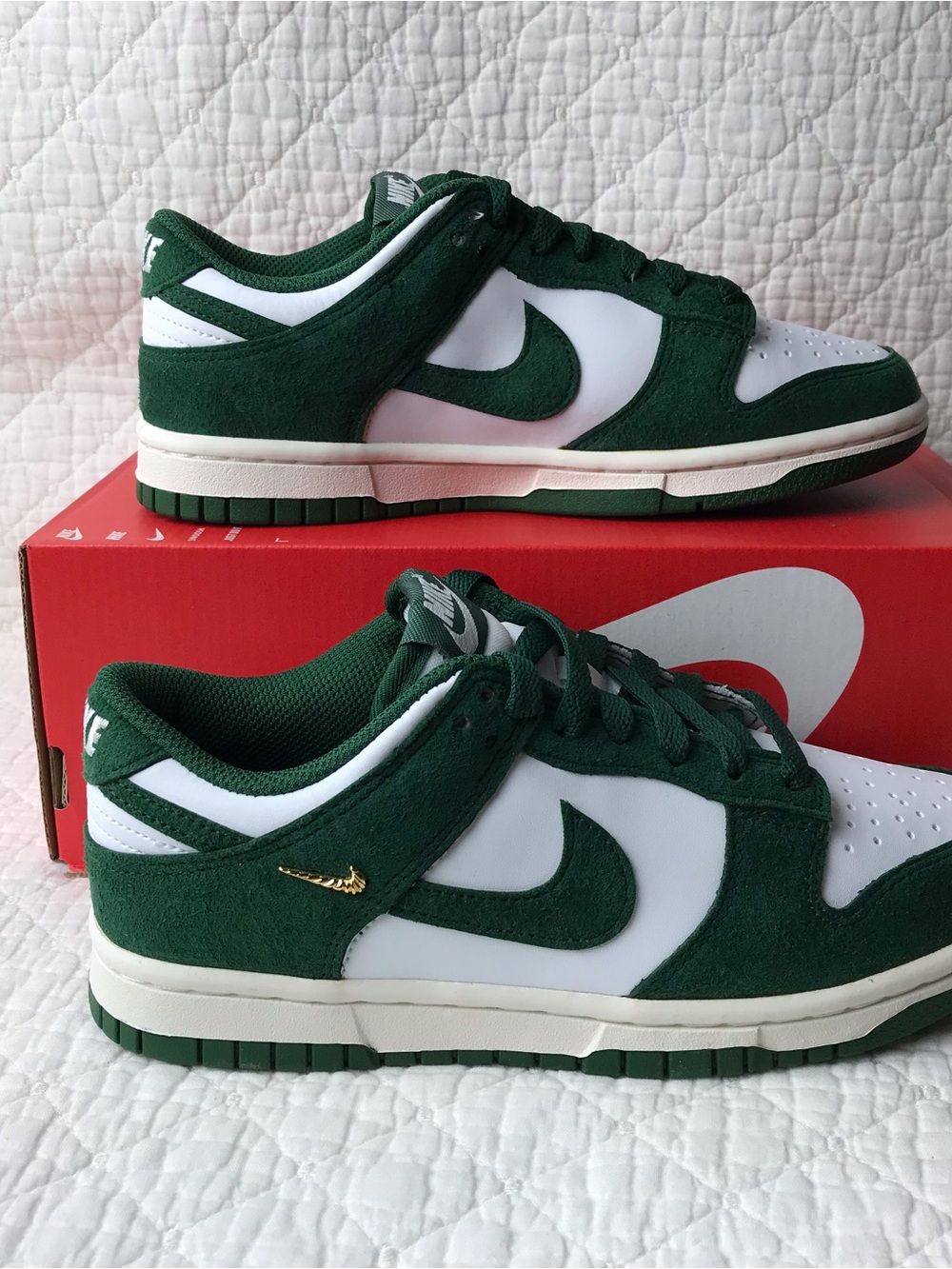 Nike Dunk Low Shoes Women’s SZ 6 Gorge Green Gold Mini Swoosh IB4417 100 - Picture 2 of 12